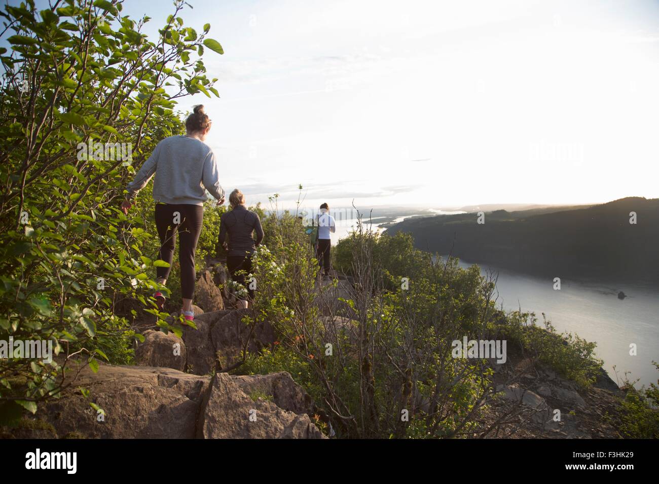 Freunde Wandern auf Hügel, Engelsrast, Columbia River Gorge, Oregon, USA Stockfoto Freunde Wandern auf Hügel, Engelsrast, Columbia River Gorge, Oregon, USA Stockfoto