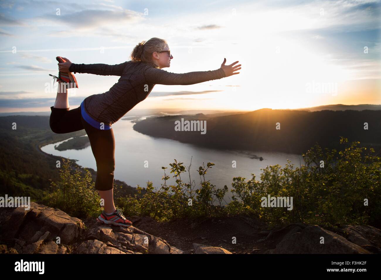 Frau praktizieren Yoga am Berg, Engelsrast, Columbia River Gorge, Oregon, USA Stockfoto