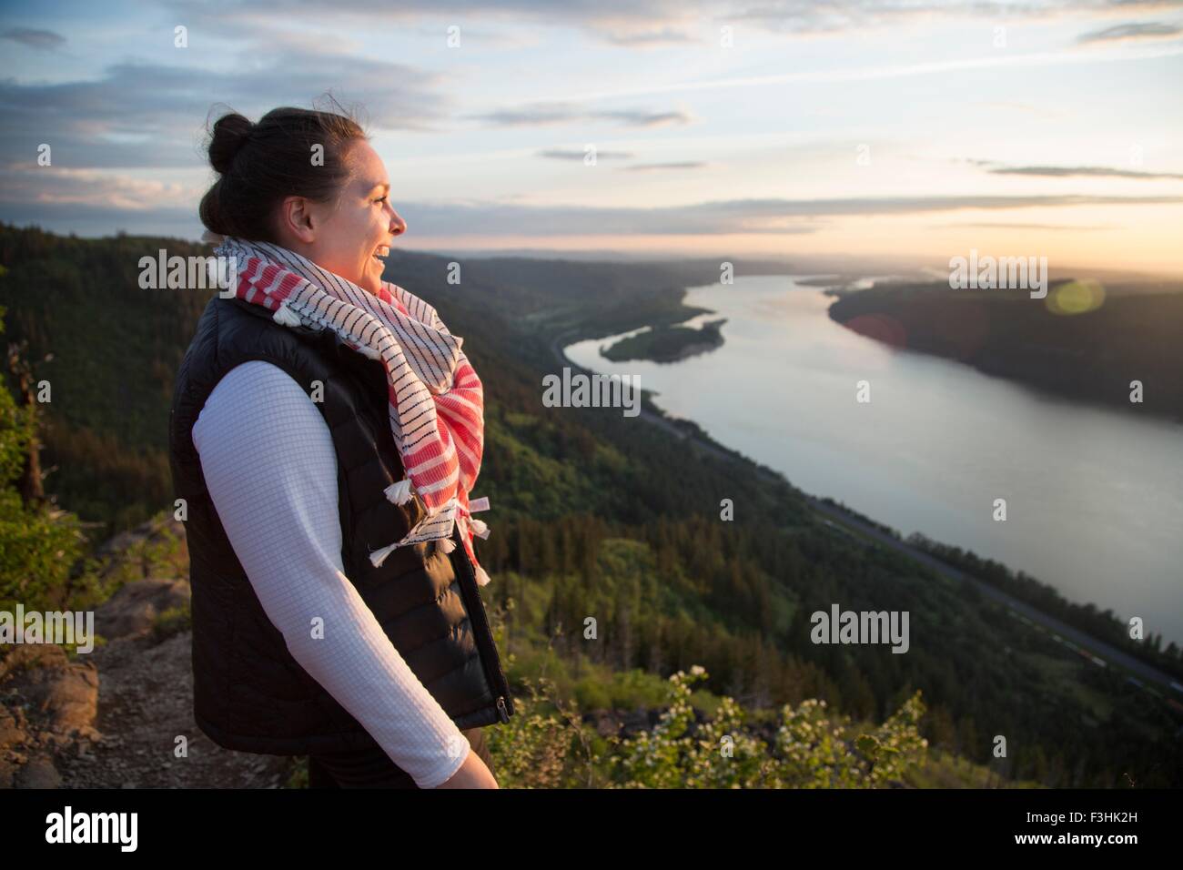 Frau, die Aussicht auf Hügel, Engelsrast, Columbia River Gorge, Oregon, USA Stockfoto