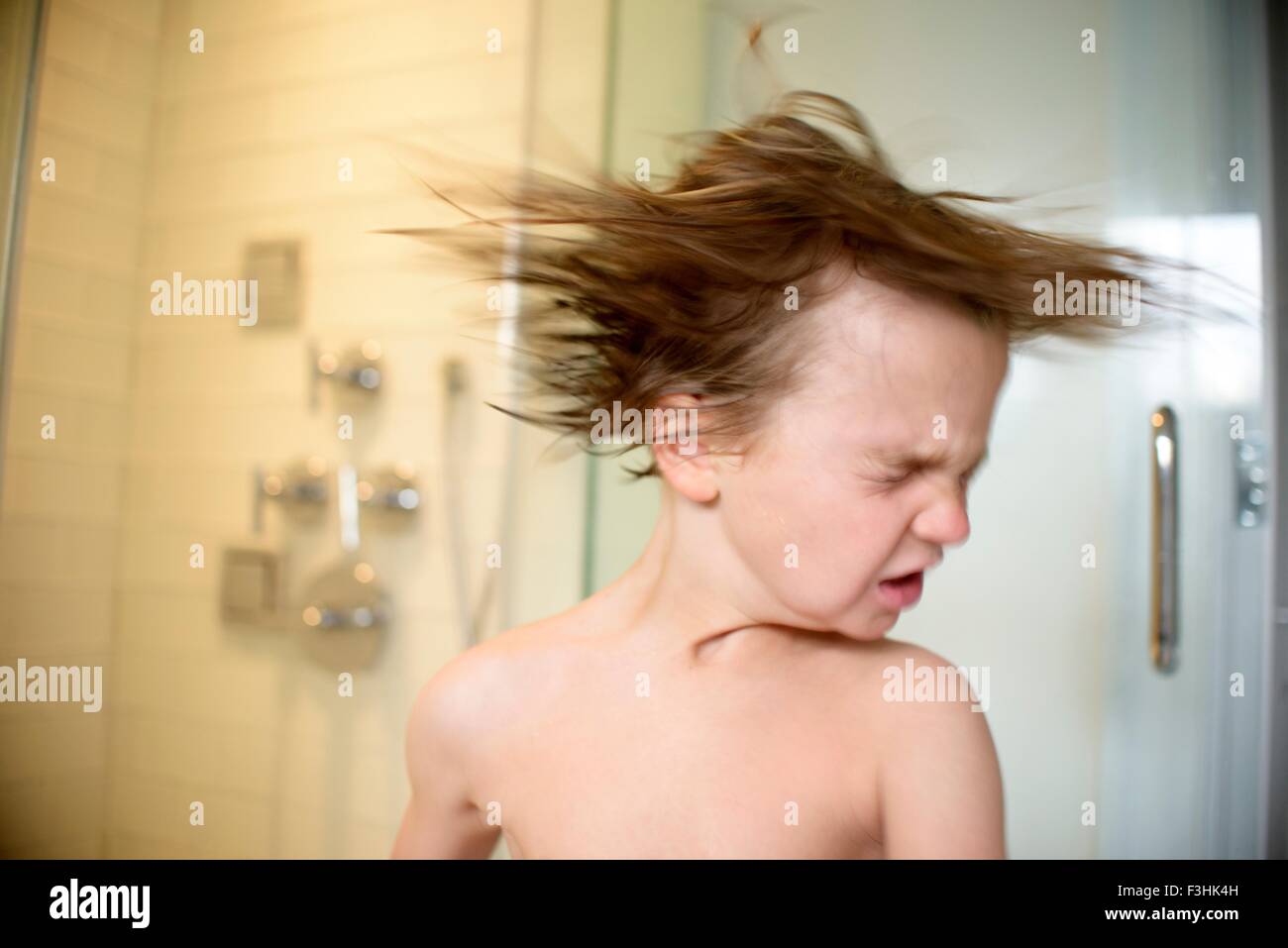 Junge nasses Haar schütteln Stockfoto