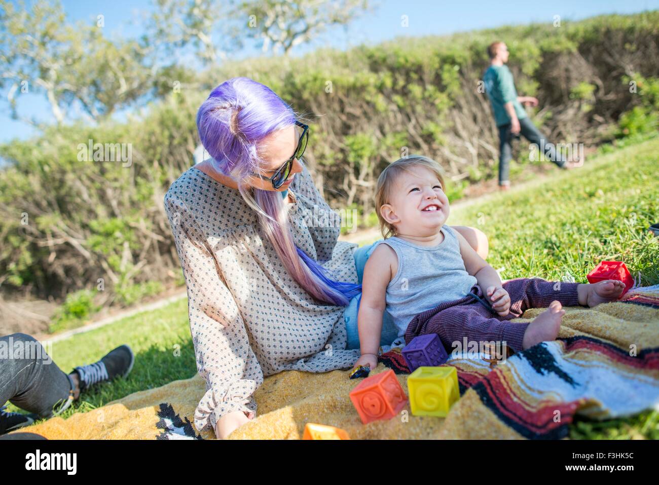 Mutter und Baby bei Picknick, El Capitan, Kalifornien, USA Stockfoto