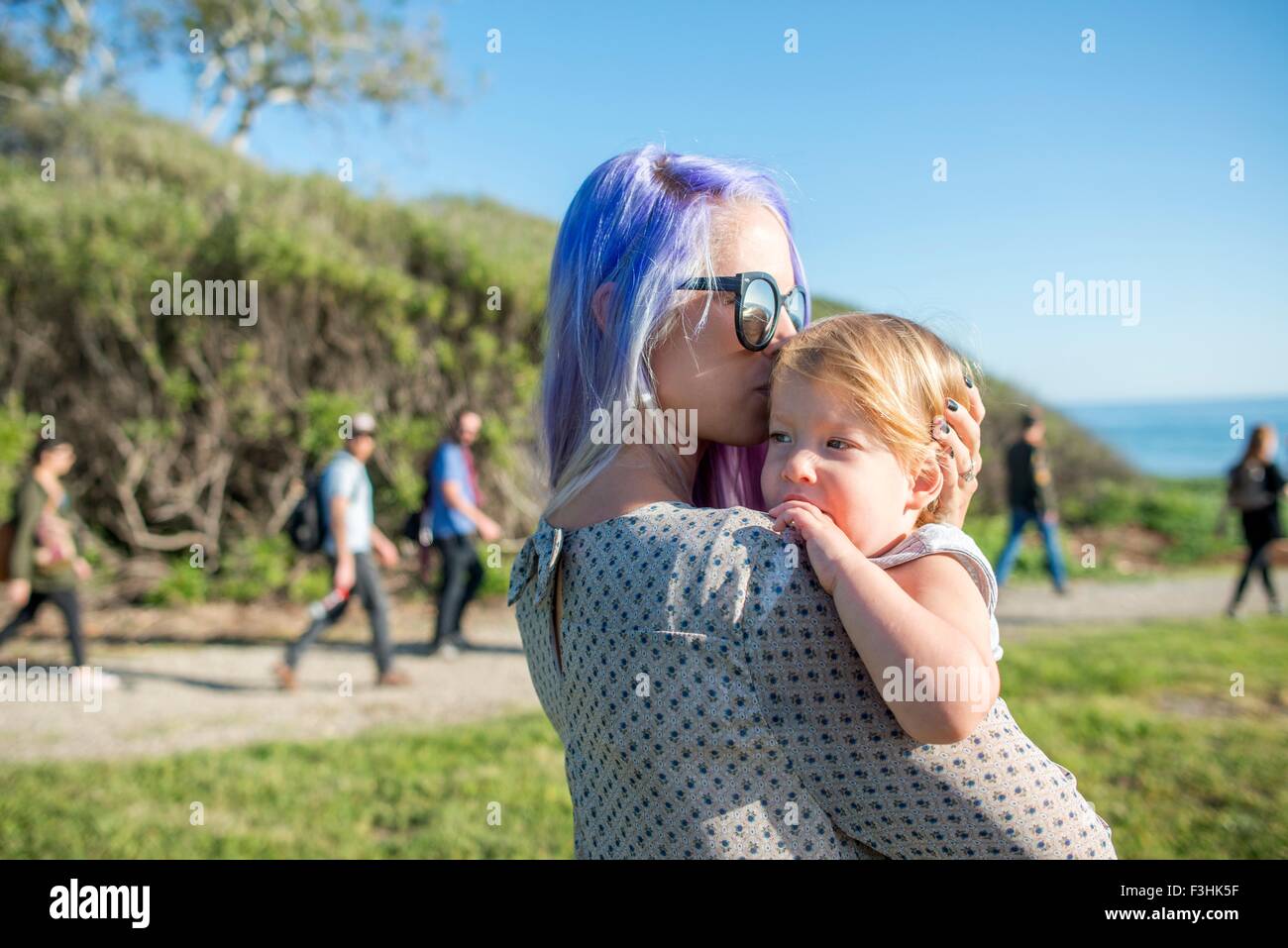 Mutter und Kind genießen Sonne, El Capitan, Kalifornien, USA Stockfoto