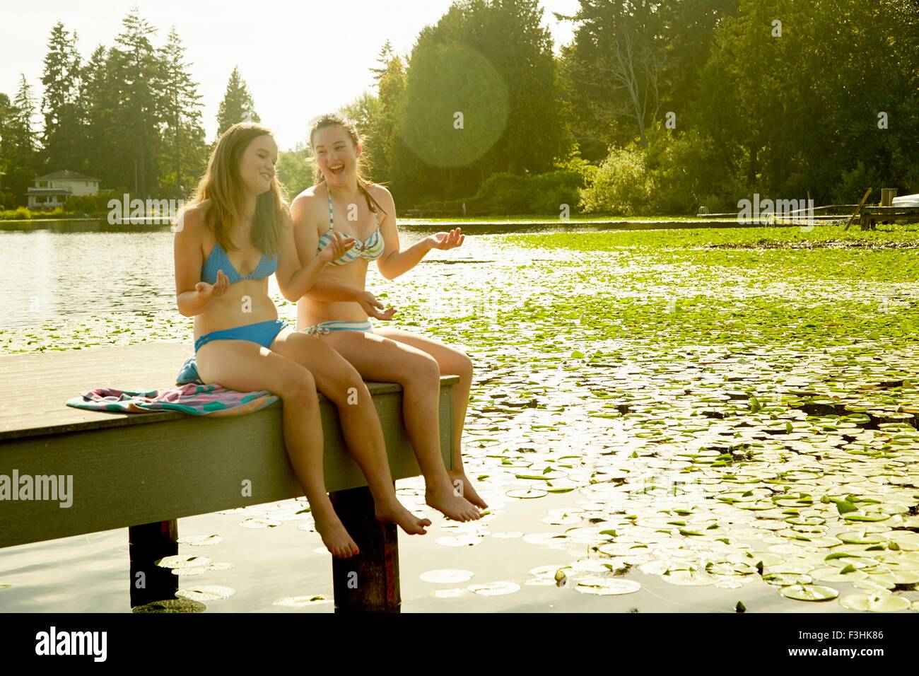 Mädchen im Bikini genießen See, Seattle, Washington, USA Stockfoto