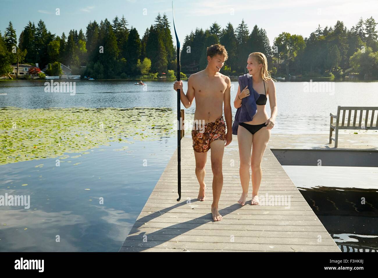 Paar aus See nach Schwimmen, Seattle, Washington, USA Stockfoto