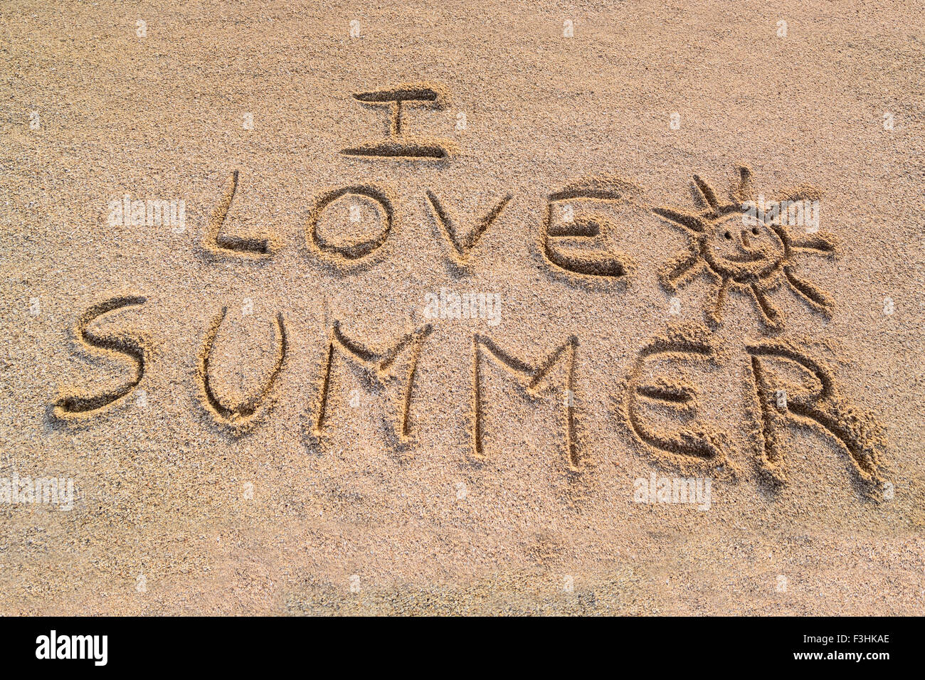 Im Bild die Schrift auf dem Sand Liebe"Ich Sommer". Stockfoto