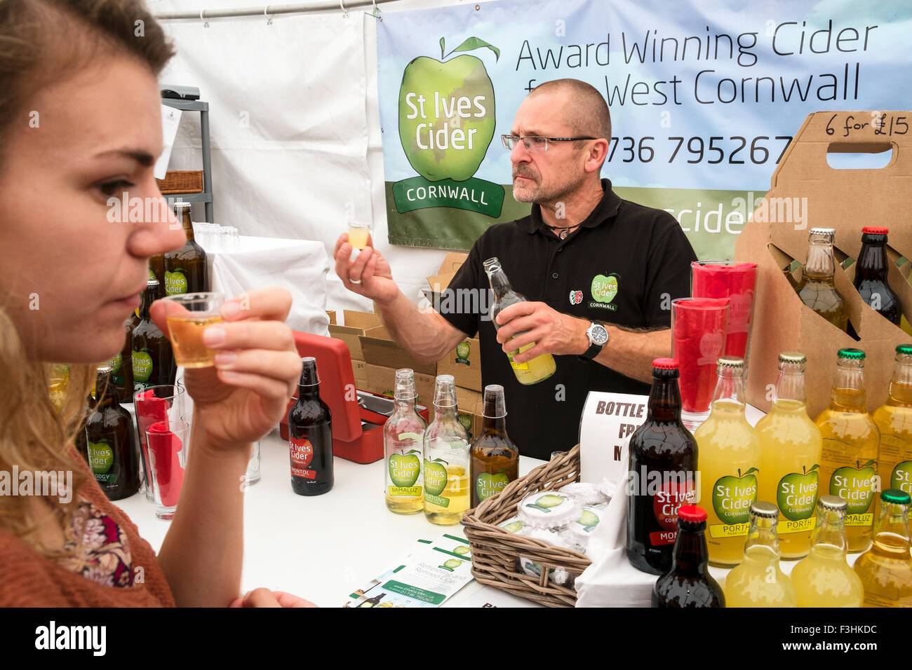 Ein Apfelwein Verkostung Veranstaltung auf einem Bauernmarkt in Truro, Cornwall, UK Stockfoto