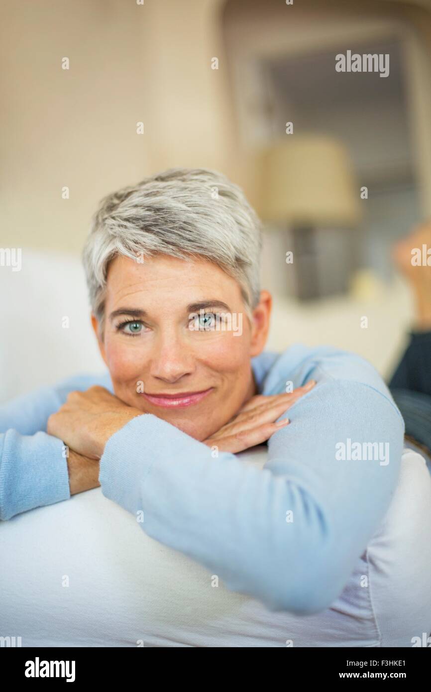 Porträt von schöne Reife Frau mit kurzen grauen Haaren und blauen Augen Stockfoto