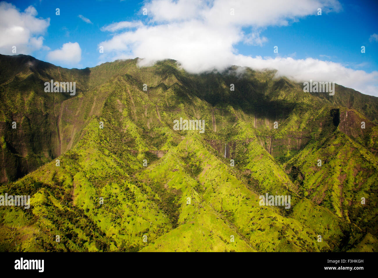 KAUAI, HAWAII, USA. Luftaufnahme von üppigen grünen Berg Hänge unter weichen Wolken und blauer Himmel. Stockfoto