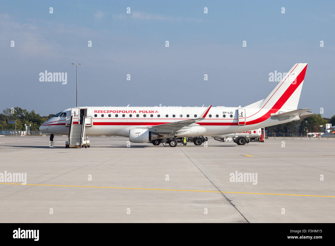 Embraer ERJ-175LR der polnischen Regierung am Frankfurter Flughafen Stockfoto
