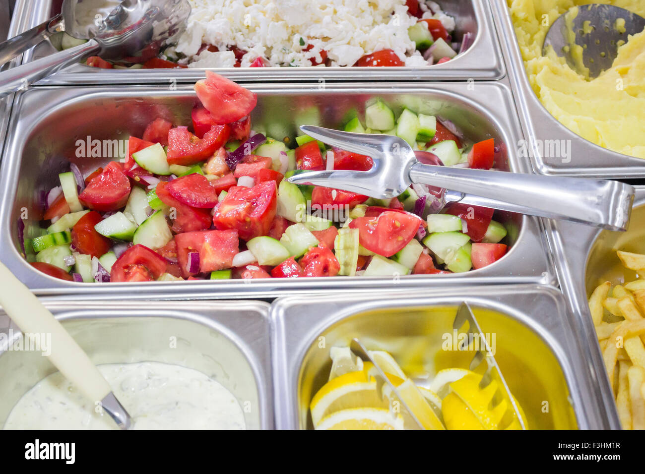 Salat-Bar in einer Cafeteria mit frischen Salaten und dressings Stockfoto