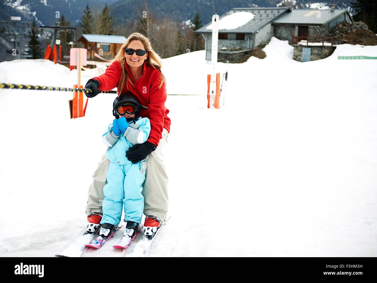 Männliche Kleinkind vor Mutter weiter Ski Seil, Les Arcs, Villaroger, Savoie, Frankreich Stockfoto