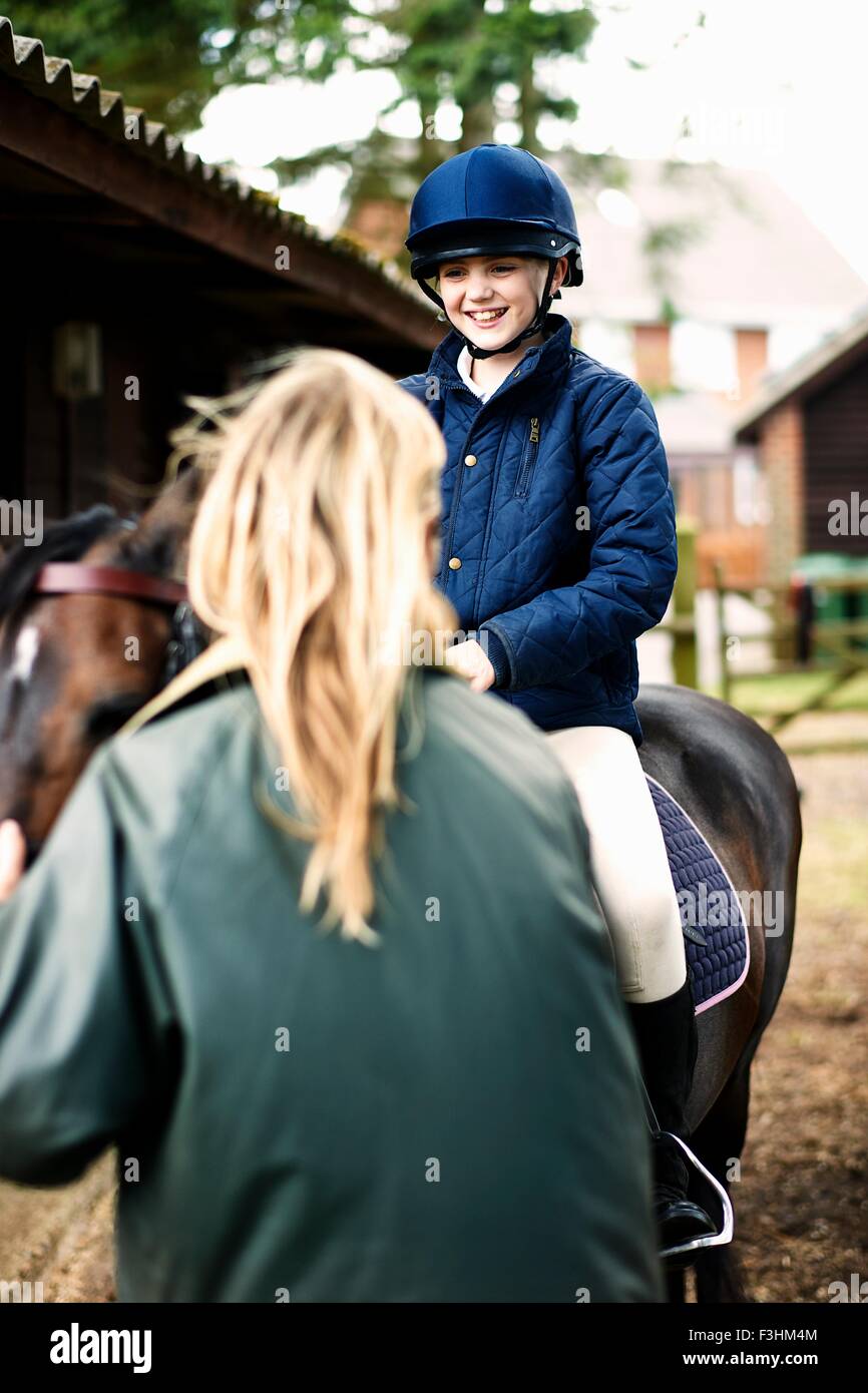 Reife Frau und Tochter reiten Stockfoto