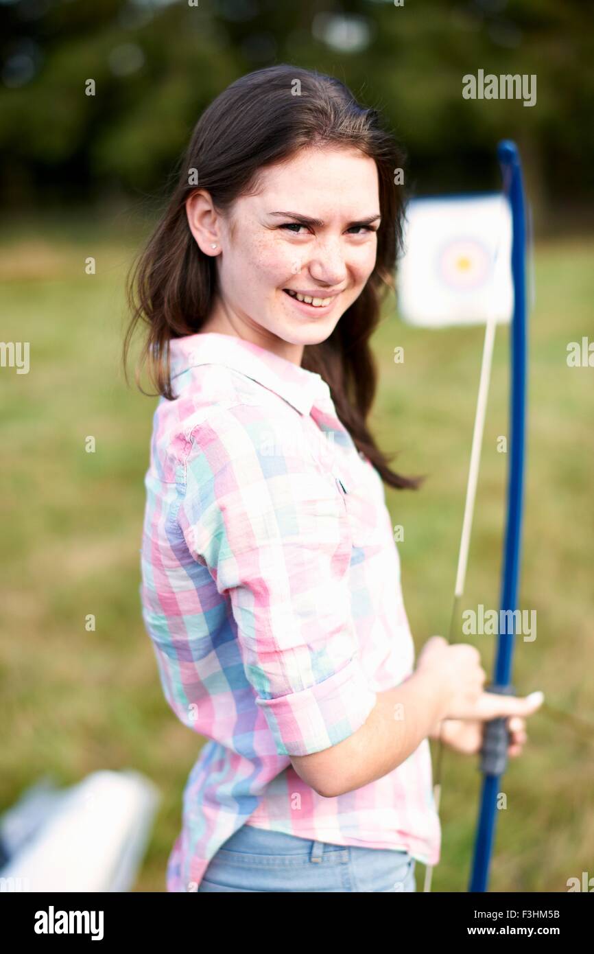 Porträt von Teenager-Mädchen üben Bogenschießen Stockfoto