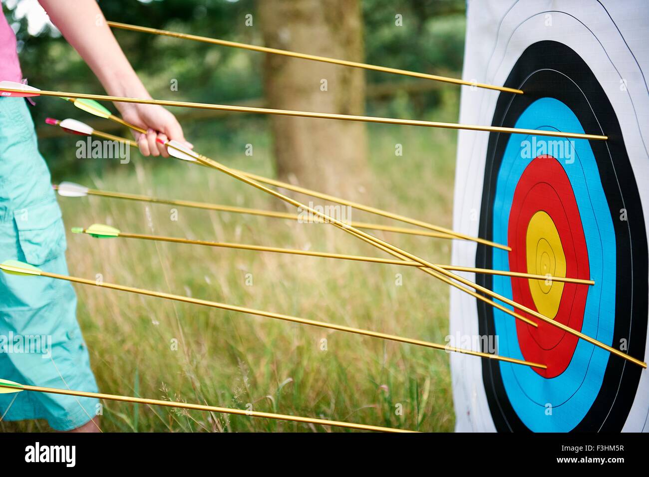 Detail der Mädchen Hand abrufen Bogenschießenpfeile vom Ziel Stockfoto