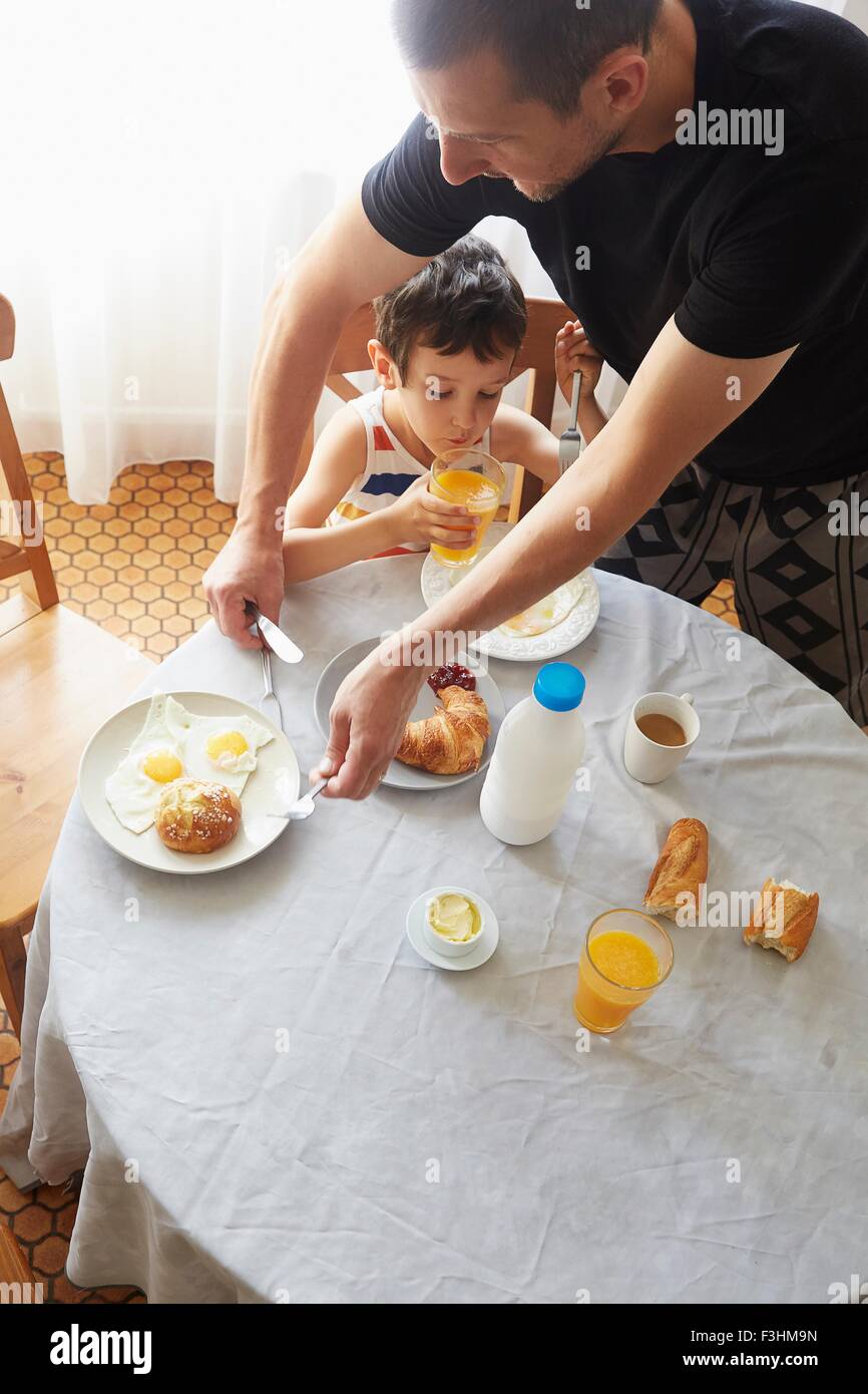 Vater und Sohn beim Frühstück Stockfoto