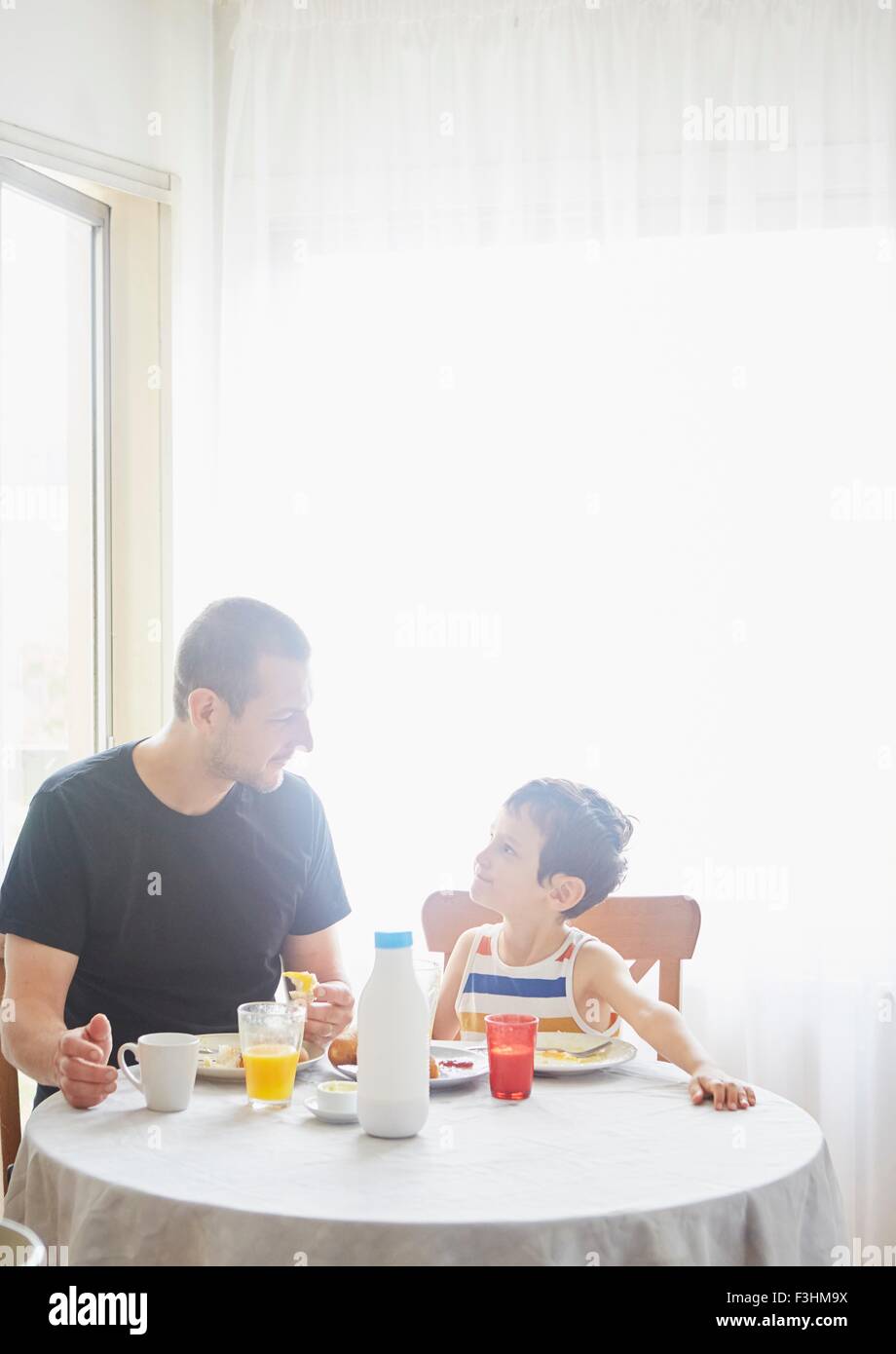 Vater und Sohn beim Frühstück Stockfoto