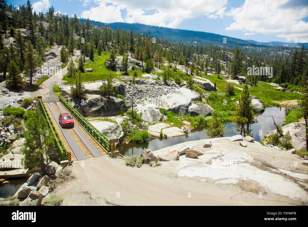 Vogelperspektive Blick auf Auto Kreuzung Brücke, High Sierra National Park, Kalifornien, USA Stockfoto