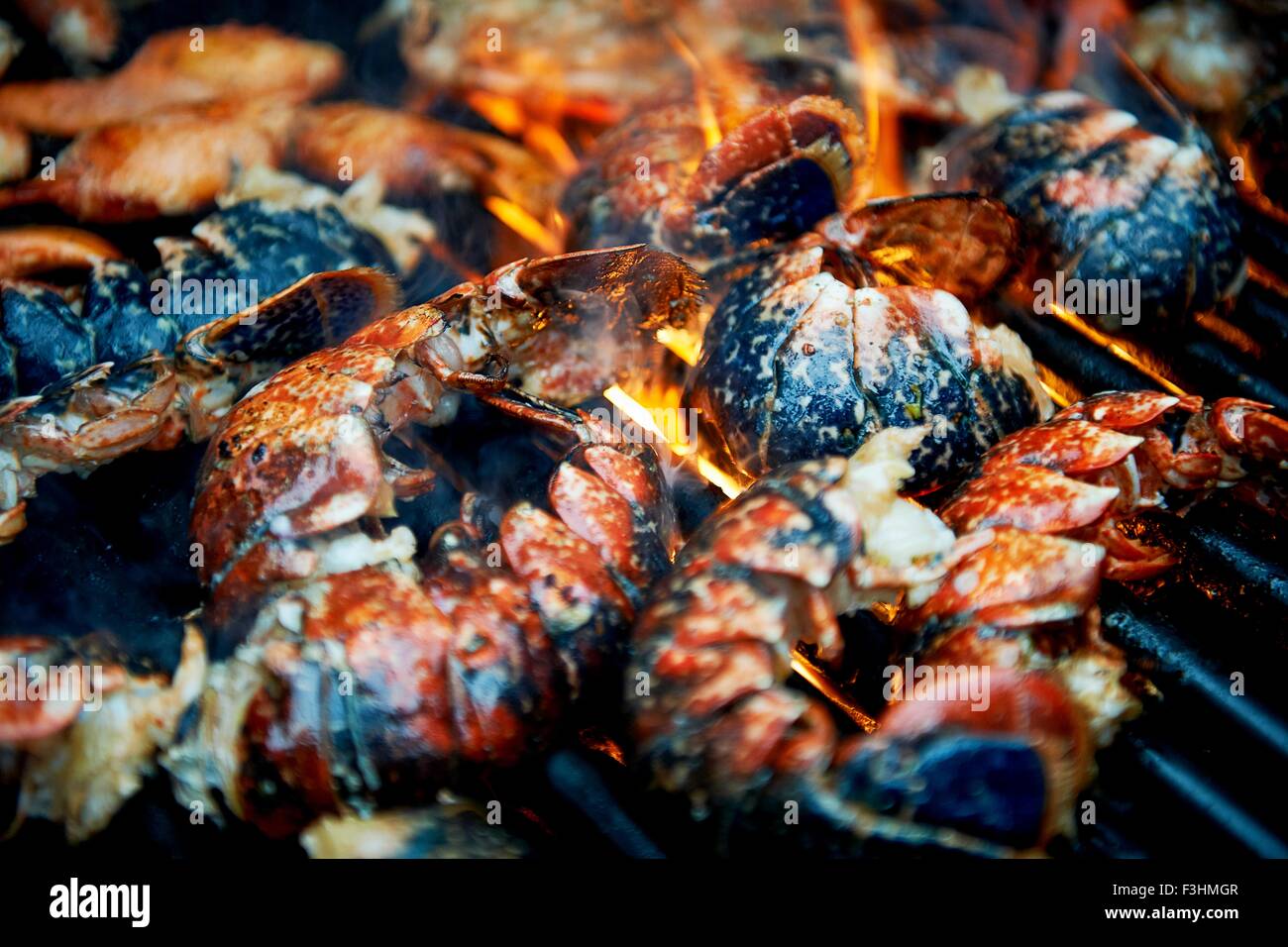 Ansicht von verkohlten Muscheln kochen am Grill beschnitten Stockfoto