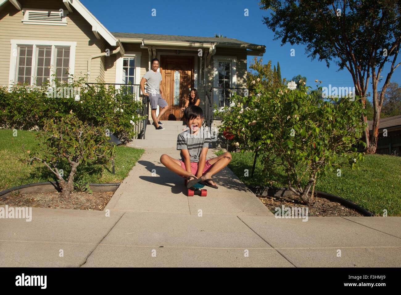 Junge Skateboard Garten hinab Weg Stockfoto