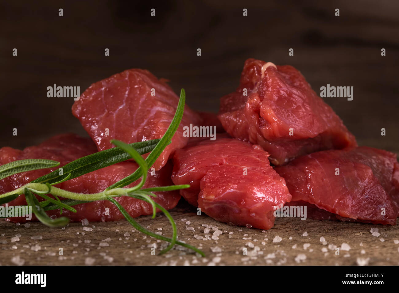 Rohes Rindfleisch mit Gewürzen auf Holz Hintergrund Stockfoto