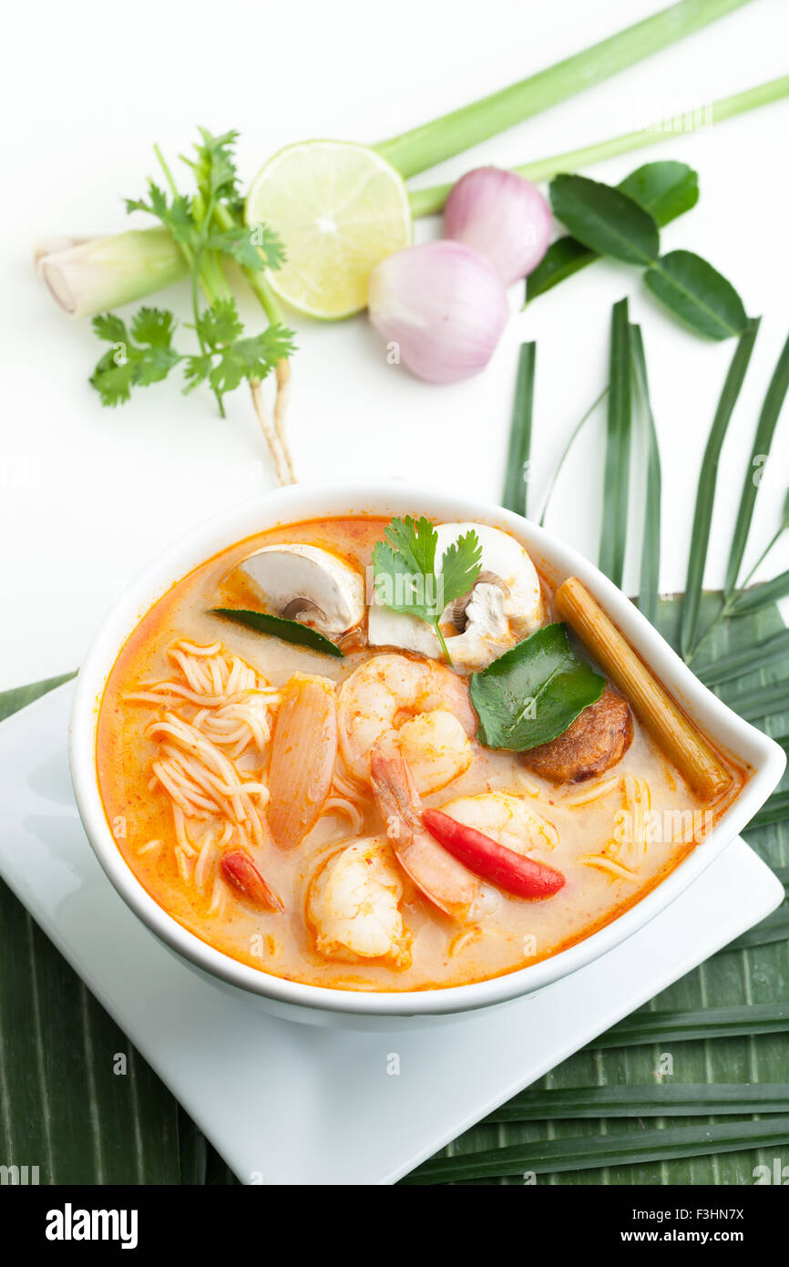 Thai Tom Yum Suppe mit Garnelen Stockfoto