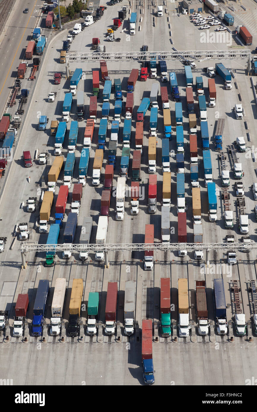 LKW aufgereiht am Container Anlage Luftbild Stockfoto