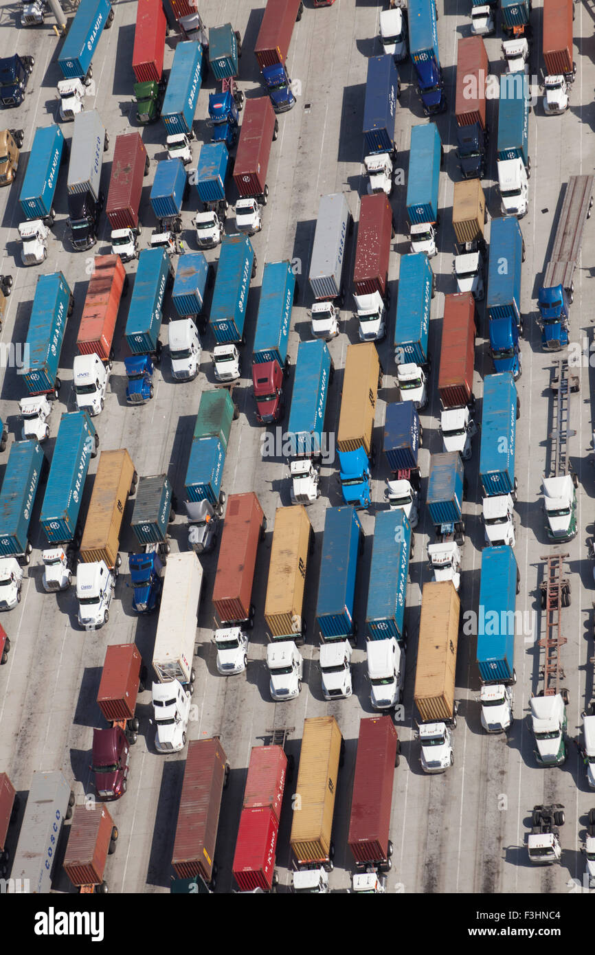 LKW aufgereiht am Container Anlage Luftbild Stockfoto