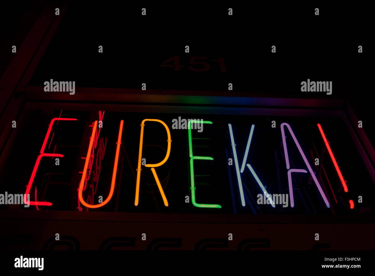 "Eureka!" fand in Neon Lights, in einem Fenster in The Castro in San Francisco, Kalifornien. Stockfoto