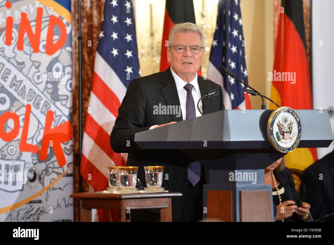 Washington DC, USA. 7. Oktober 2015. Bundespräsident Joachim Gauck liefert Hinweise auf einer Veranstaltung zur Erinnerung an die Ankunft eines Segments der Berliner Mauer, die an das Department of State 7. Oktober 2015 in Washington, DC angezeigt werden. Stockfoto