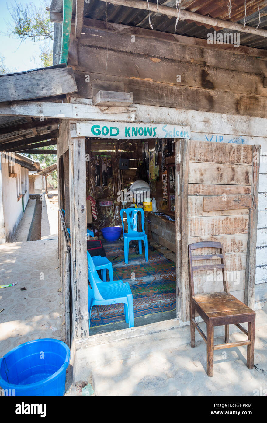 Amüsanterweise namens "Gott weiß, Salon" Friseur-Salon am Lake Malawi, Malawi, Likoma Island, Süd-Ost-Afrika Stockfoto