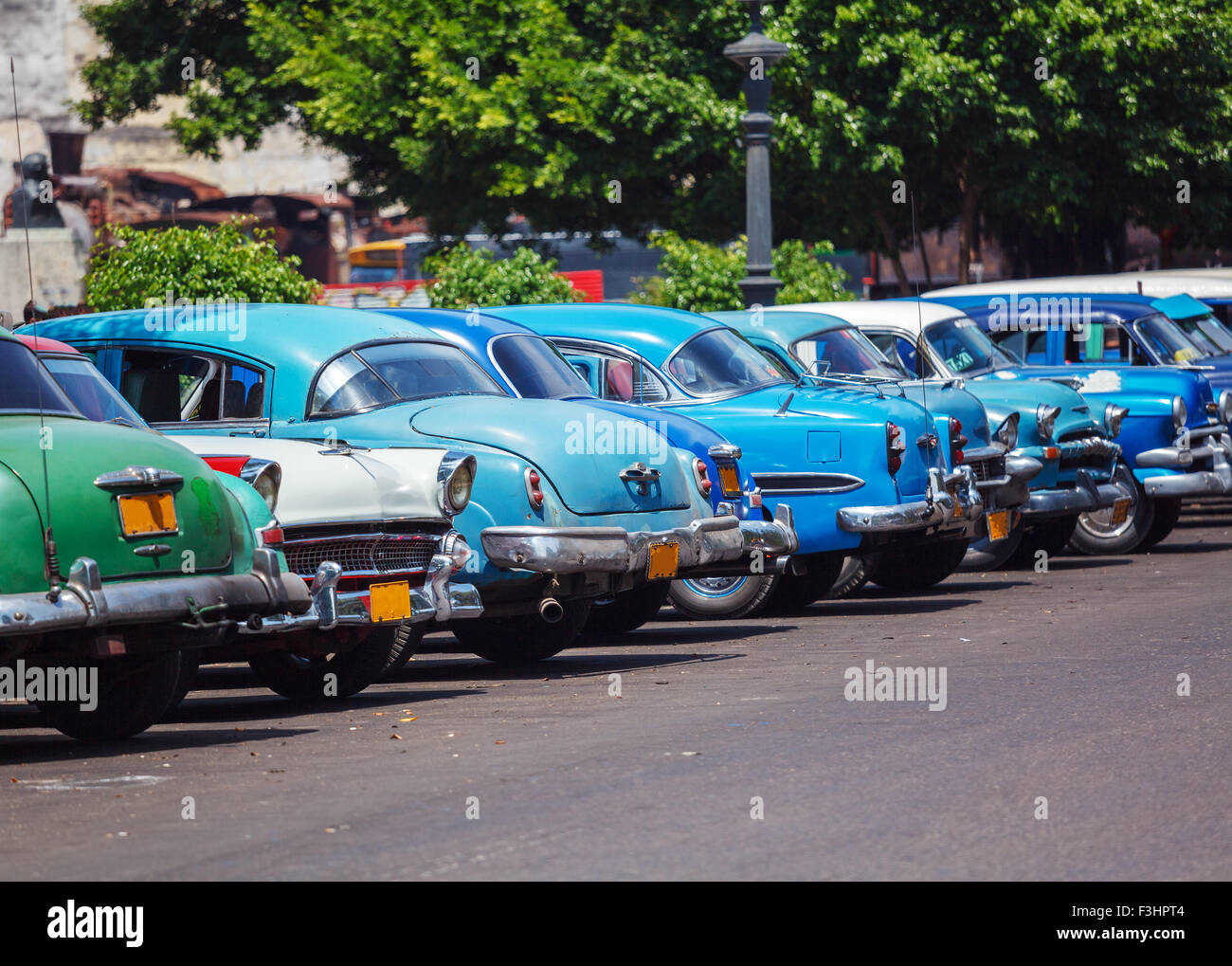 Vintage Taxi Autos auf der Straße der alten Stadt, Havanna, Kuba Stockfoto