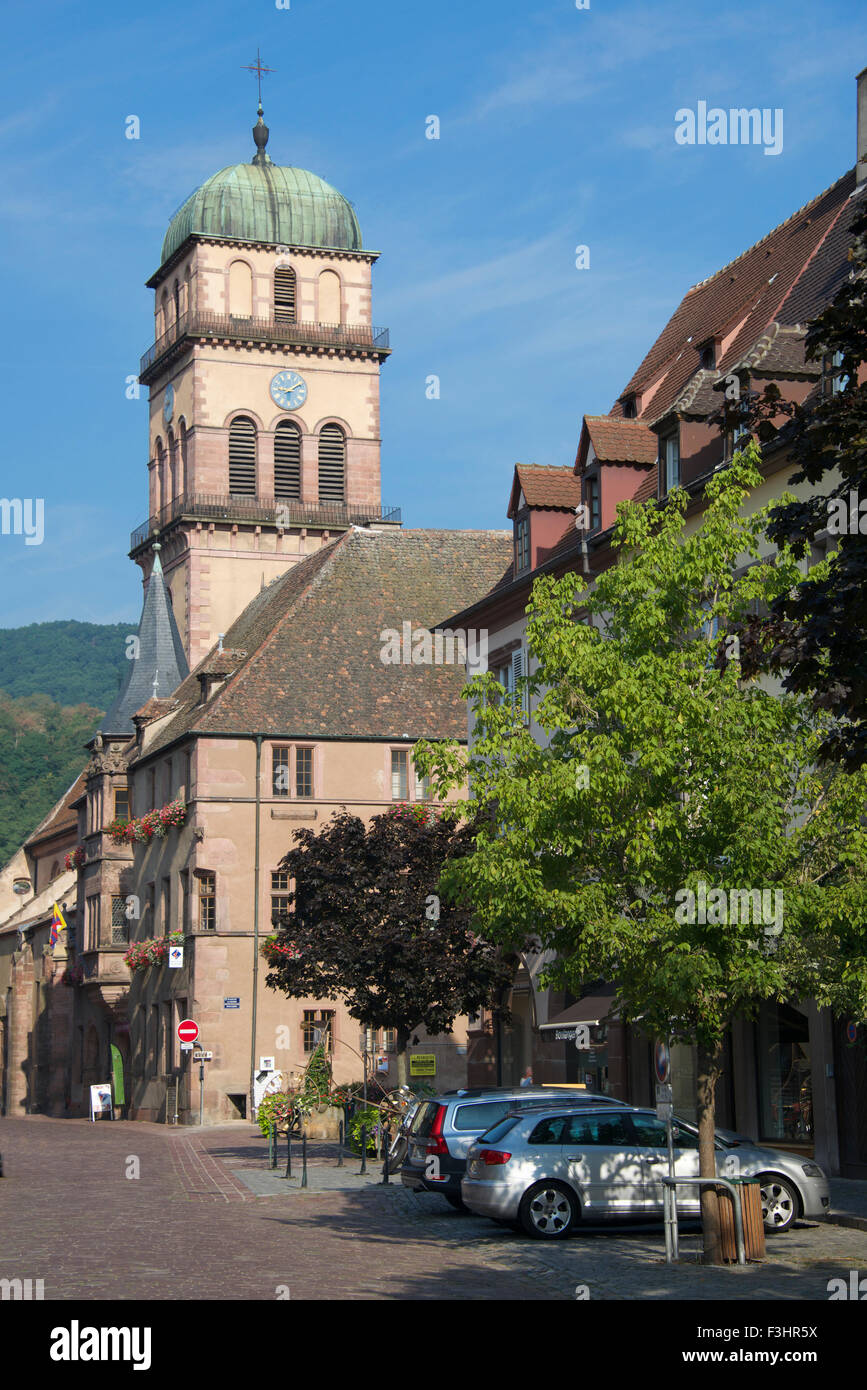 Kirche von Saint Croix Rue du General de Gaulle Kayserberg Elsass Frankreich Stockfoto