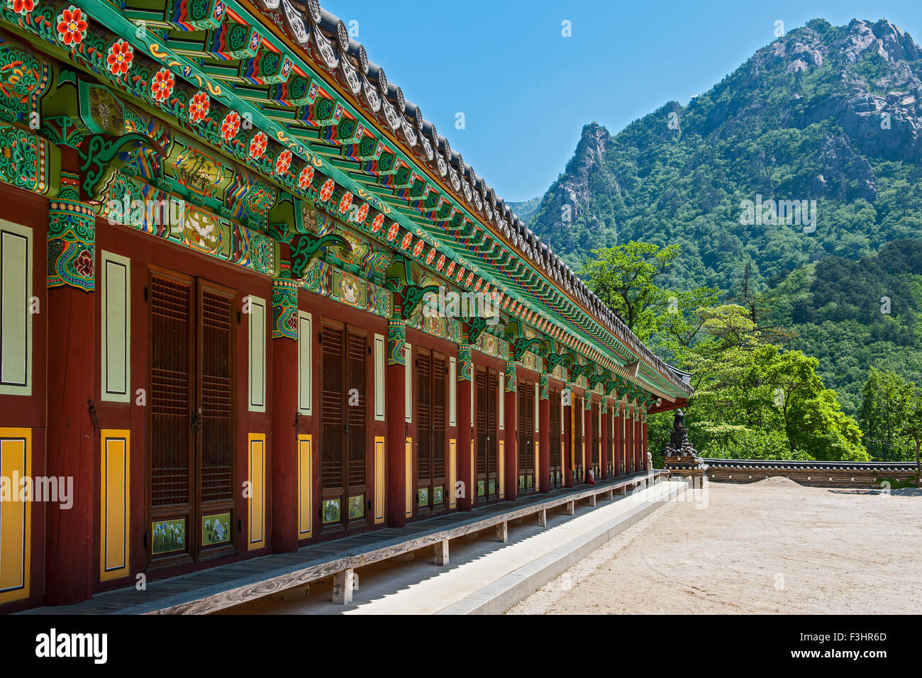 der Tempel Sinheungsa im Seoraksan Nationalpark Stockfoto