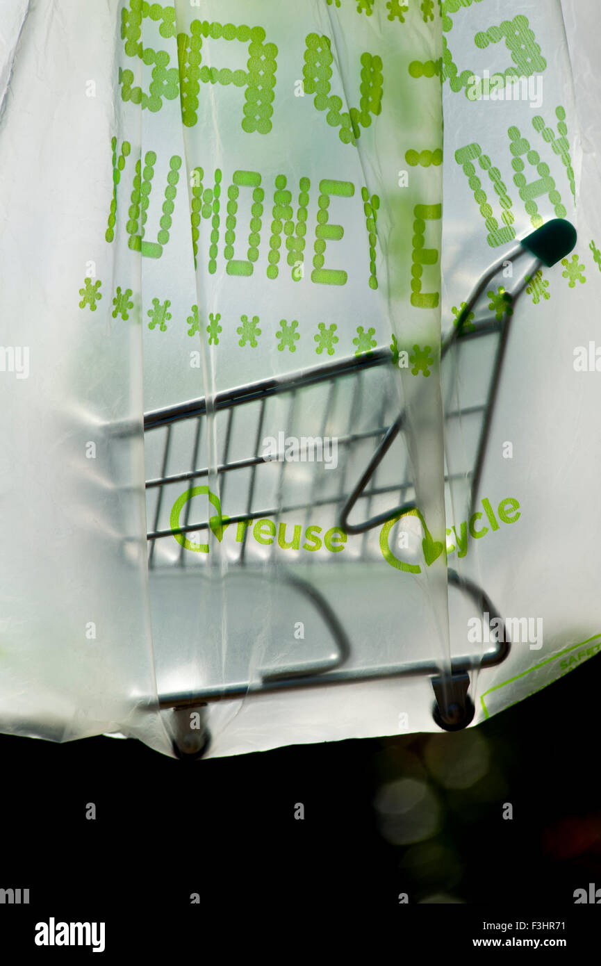 Supermarkt-Plastiktüte mit Trolley Warenkorb Silhouette Stockfoto