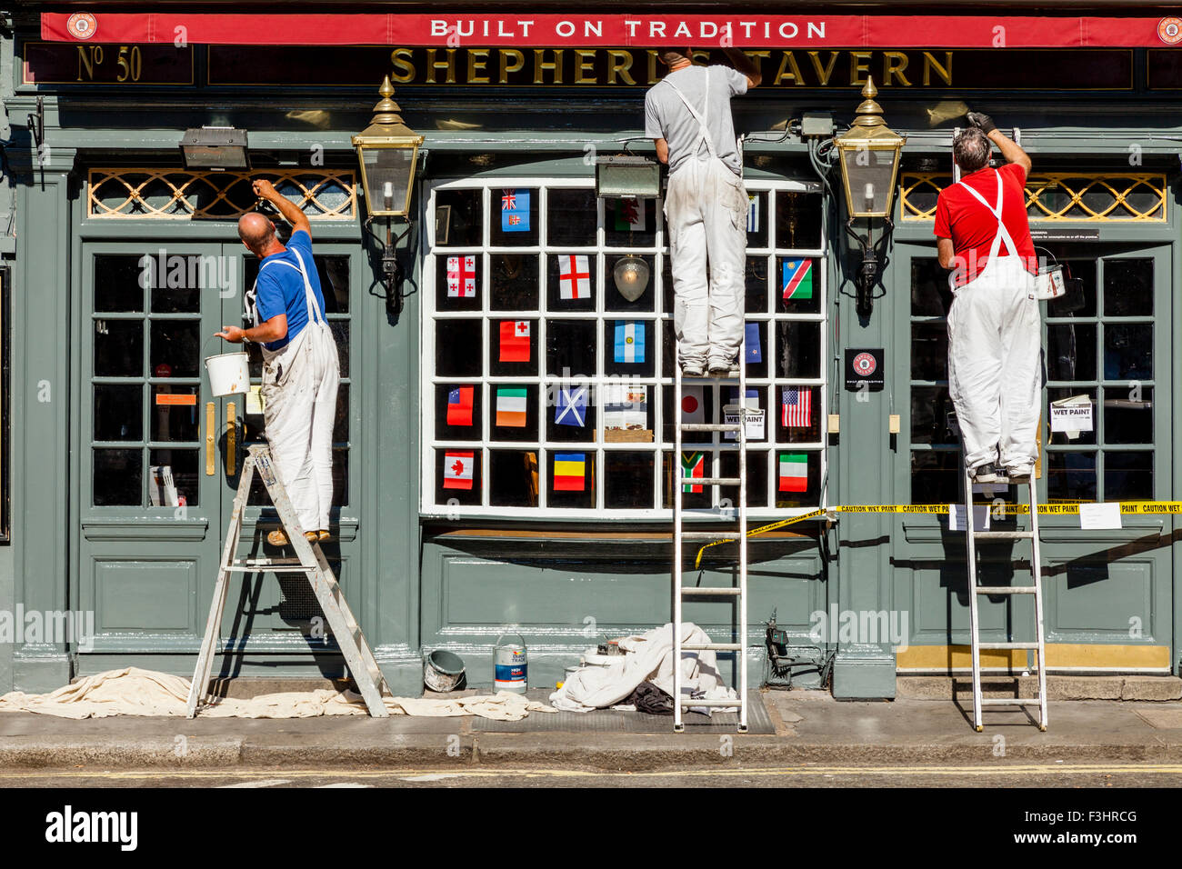 Maler und Dekorateure Malerei ein Pub außen, Shepherd Market, London, UK Stockfoto