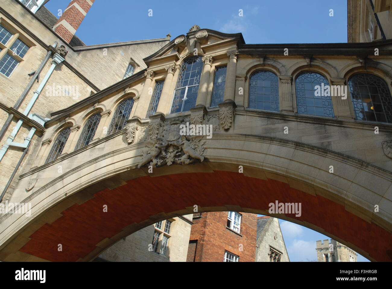 Hertford Brücke oder die Seufzerbrücke verbindet zwei Teile des Hertford College über New College Lane, Universität Oxford, England Stockfoto