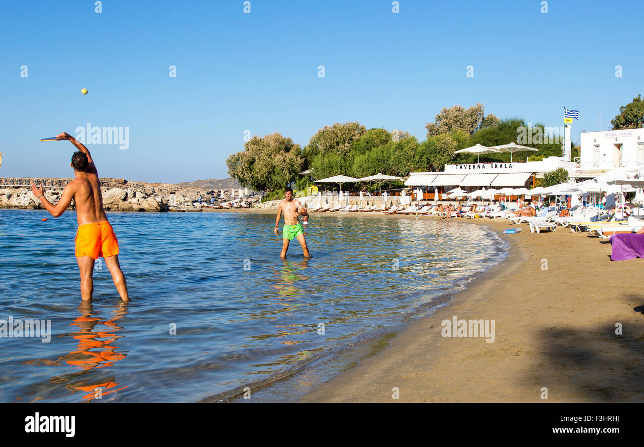 Männer spielen Schläger und Ball auf Pallas Strand Lindos Rhodos Griechenland Stockfoto