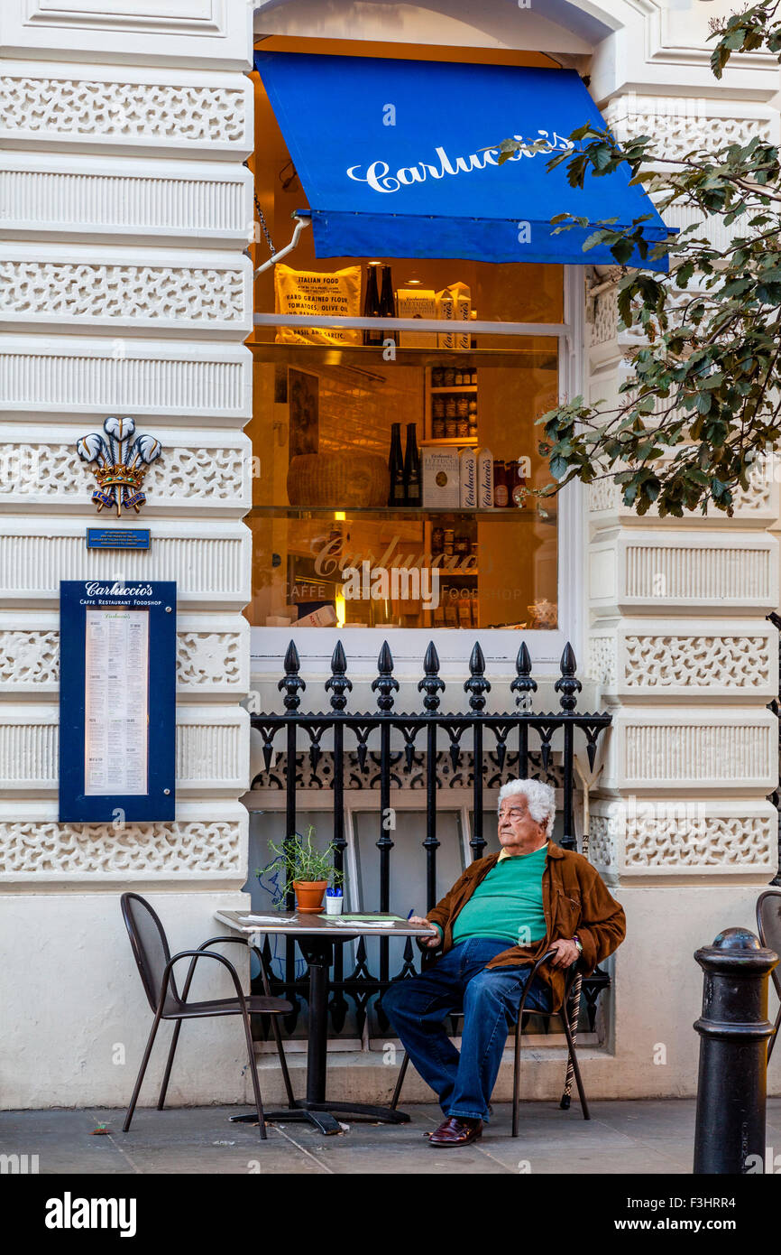 Starkoch und Restaurateur Antonio Carluccio sitzt vor seinem Covent Garten "Carluccio" Restaurant, London, UK Stockfoto