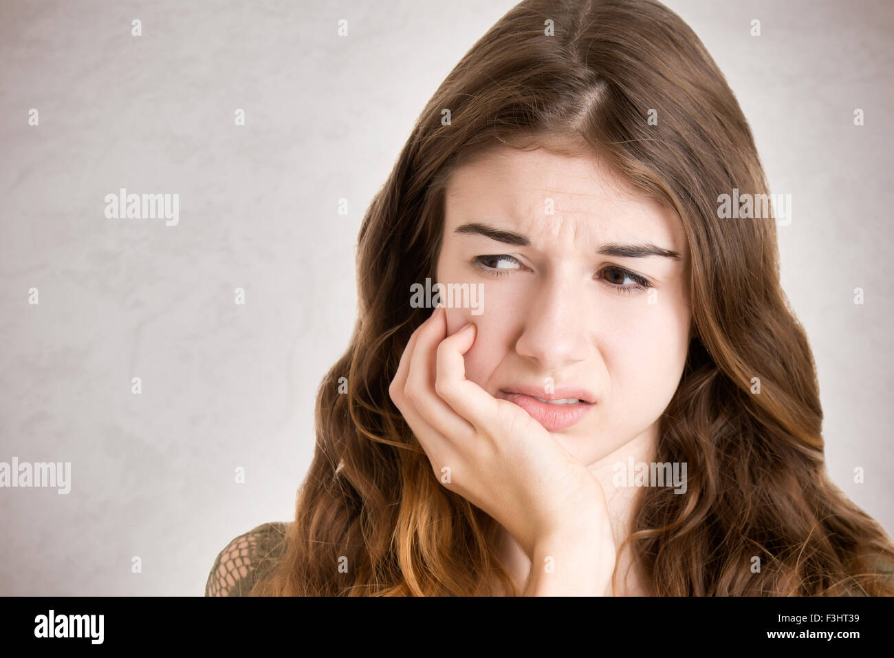 Nahaufnahme einer Frau mit einem Zahnschmerzen Stockfoto