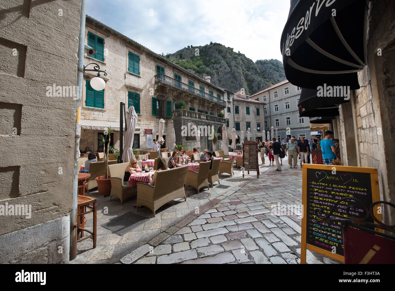 Tabellen der Outdoor-Restaurant in der Altstadt, Kotor, Montenegro Stockfoto
