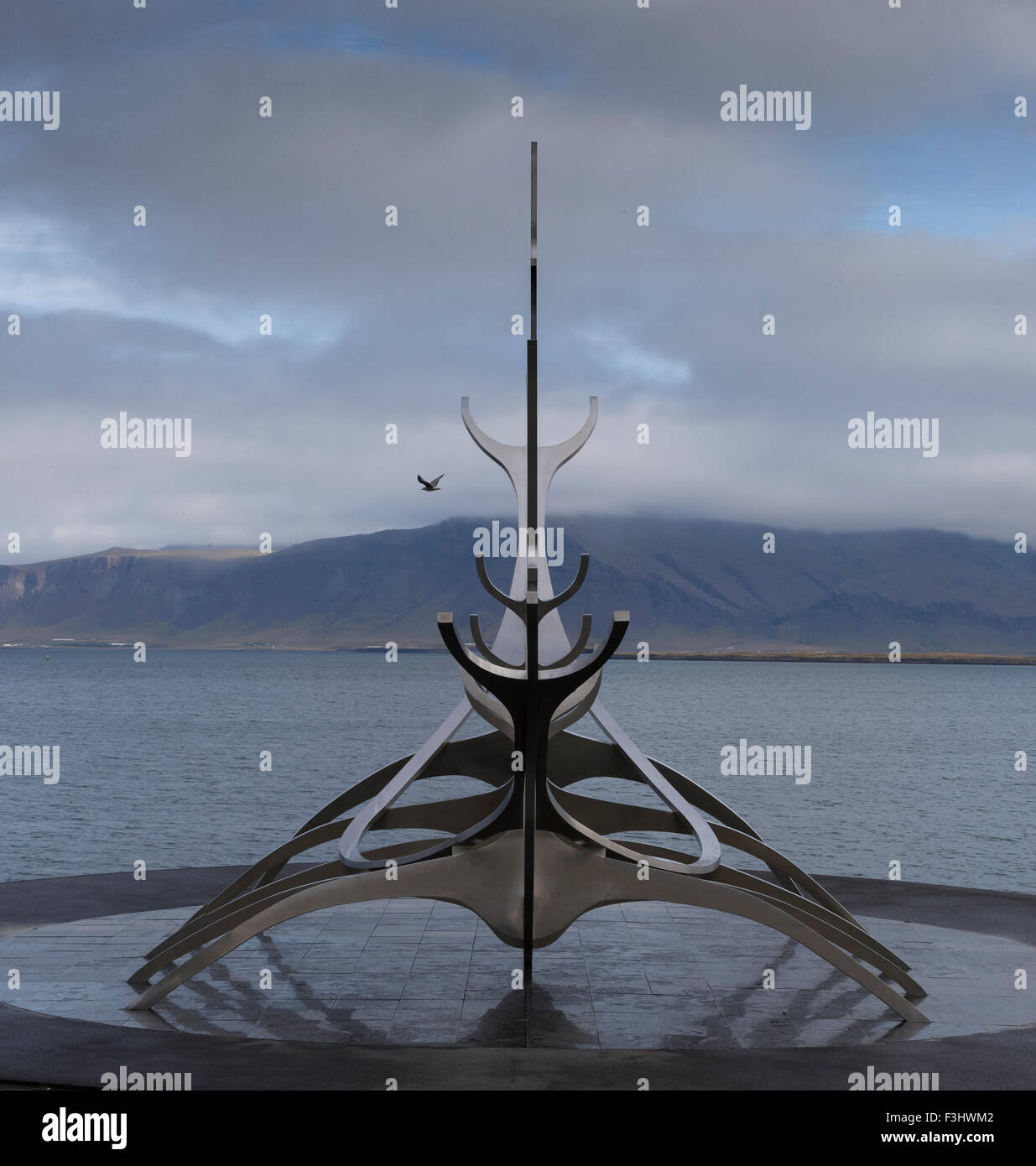 Die Sun Voyager-Skulptur von Jón Gunnar Árnason in Reykjavik, Island. Eine polierte Stahlrahmen gegen blau bewölktem Himmel Stockfoto