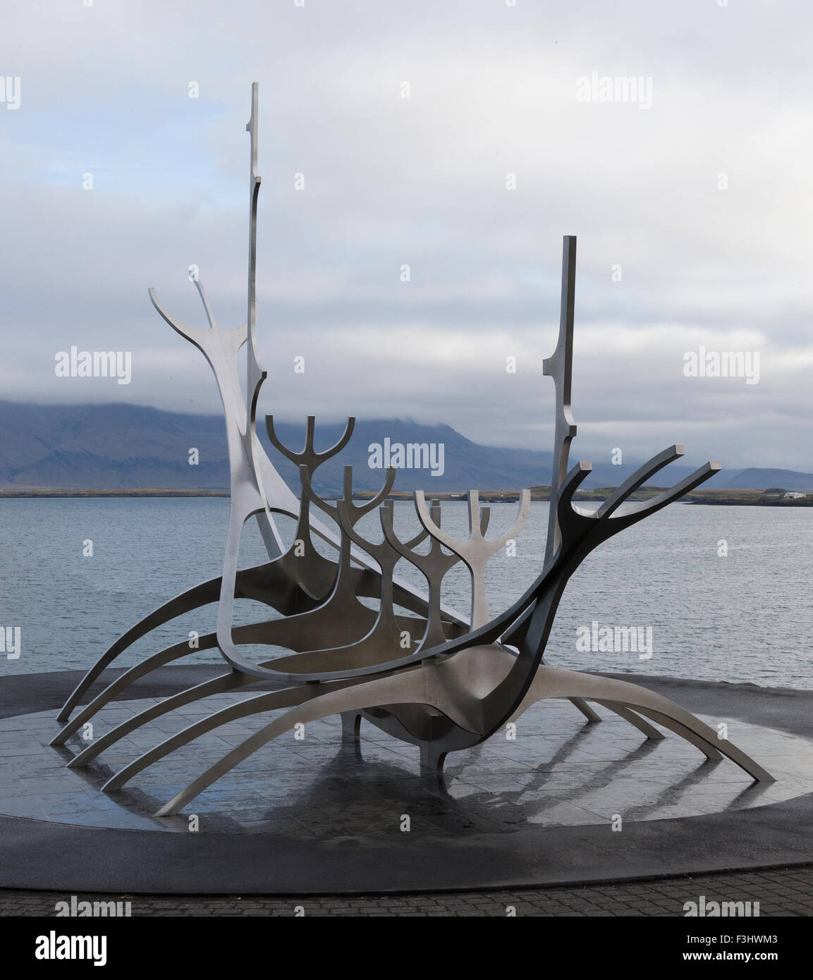 Die Sun Voyager-Skulptur von Jón Gunnar Árnason in Reykjavik, Island. Eine polierte Stahlrahmen gegen blau bewölktem Himmel Stockfoto