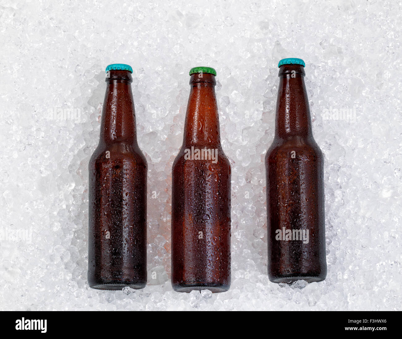 Flaschen Bier, liegend auf der Seite auf Haufen von Eis abkühlen. Stockfoto
