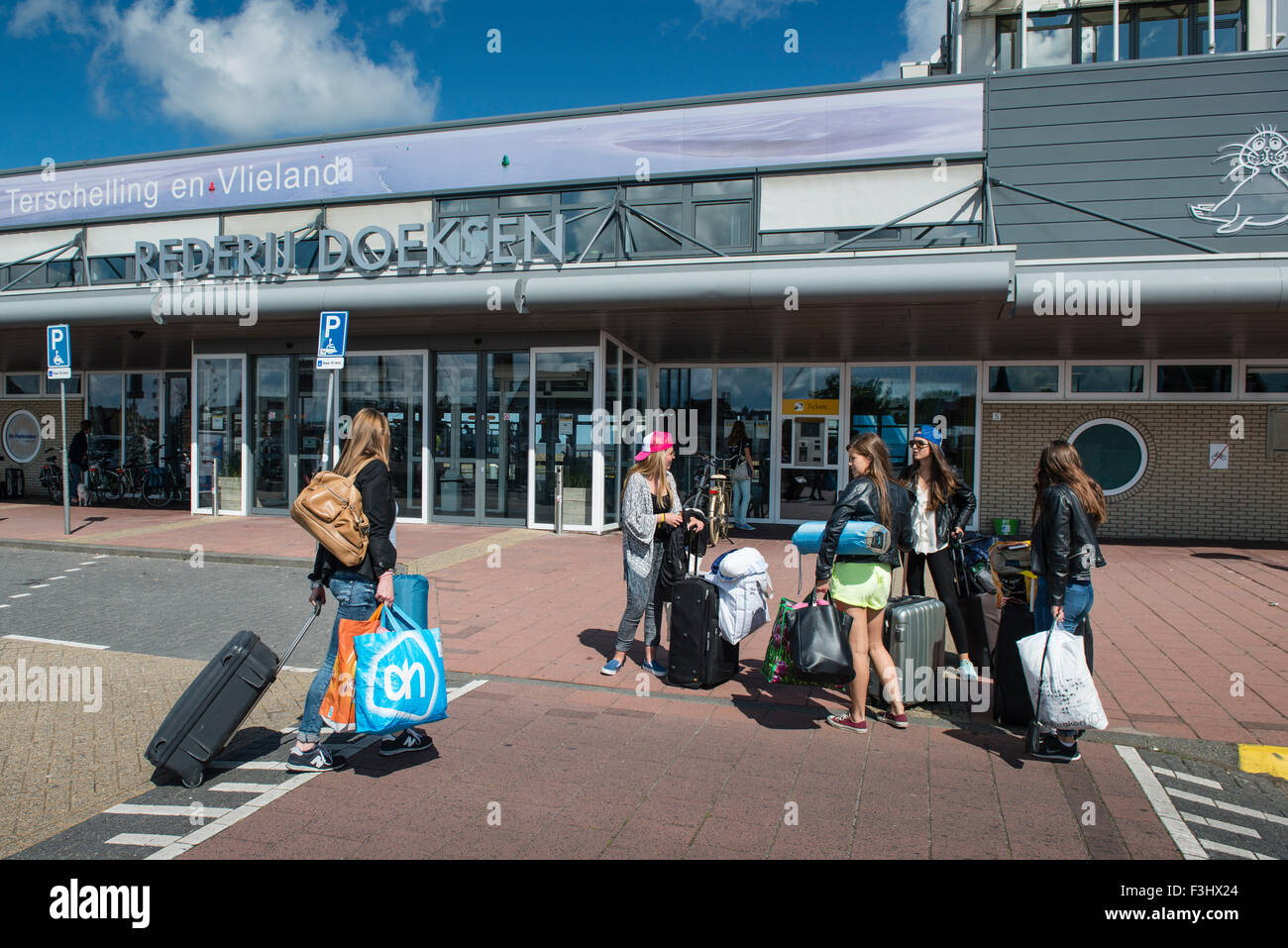 1. Juli 2014 Wattenmeer Kade in Harlingen Voor de Vertrek Pier van Rederij Doeksen Voor de Ferrie Naar Terschelling und Vlieland.  S Stockfoto