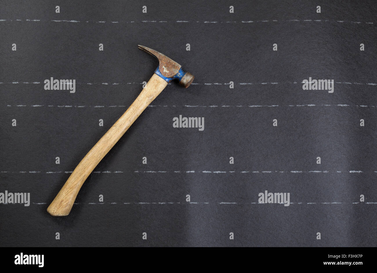 Gebrauchte Dach Hammer auf neuen Filz Papier im Querformat. Stockfoto