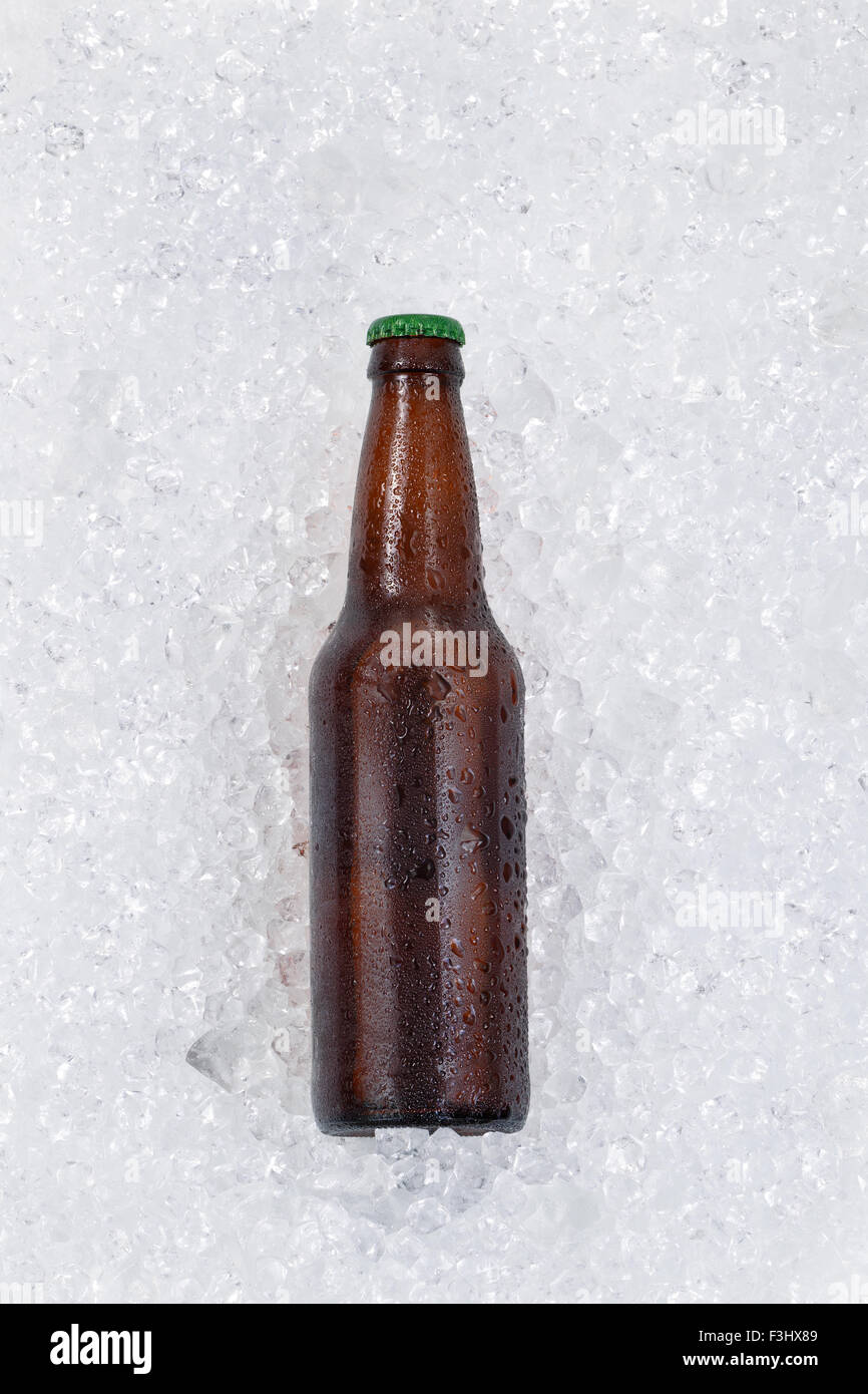 Einzelne Flasche Bier auf Haufen von Eis abkühlen. Layout in Hochformat. Stockfoto