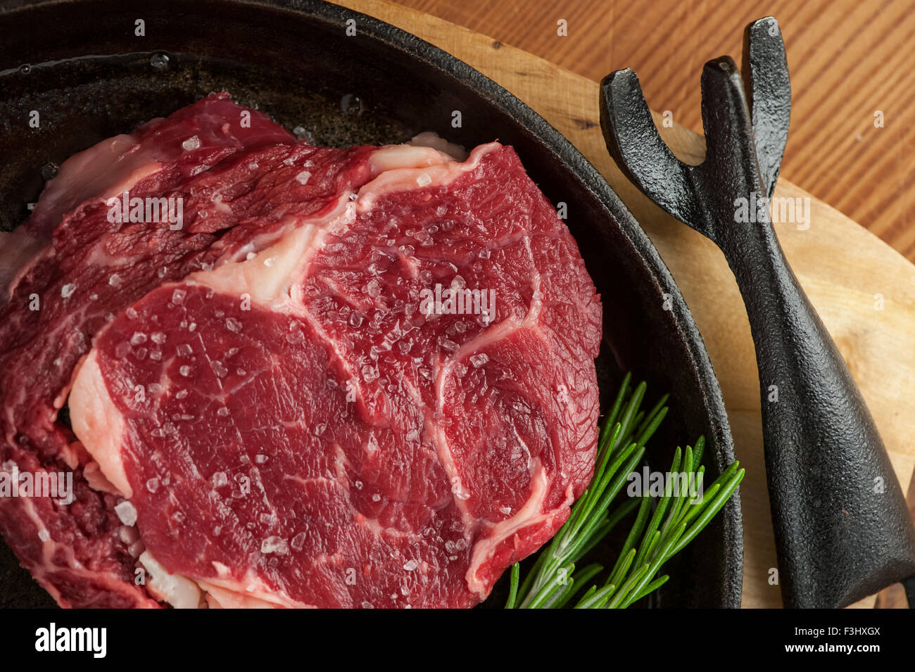 Stück Rindfleisch in Pfanne Stockfoto