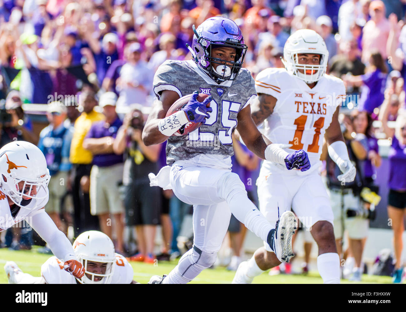 3. Oktober 2015:. TCU Horned Frogs Wide Receiver KaVontae Turpin (25) fängt den Ball in die Endzone für einen Touchdown als Texas Longhorns Cornerback läuft, die Duke Thomas (21) Jagd während der NCAA Football-Spiel zwischen den Texas Longhorns und die TCU gehörnte Frösche im Amon G. Carter Stadium in Fort Worth, Texas.Manny Flores/CSM gibt. Stockfoto