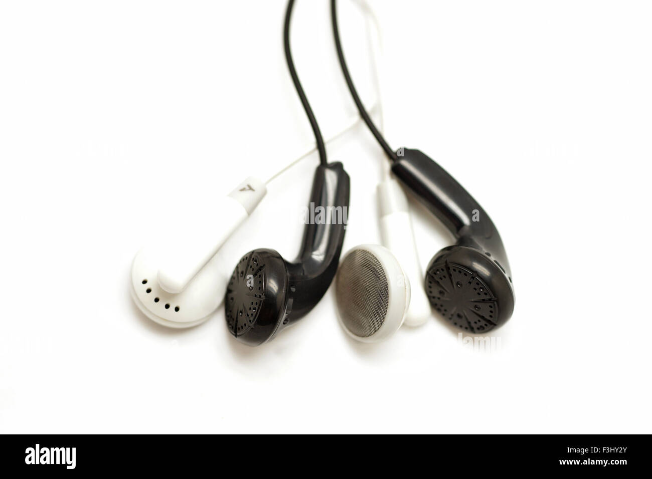 schwarze und weiße Ohrhörer isoliert auf weißem Hintergrund Stockfoto