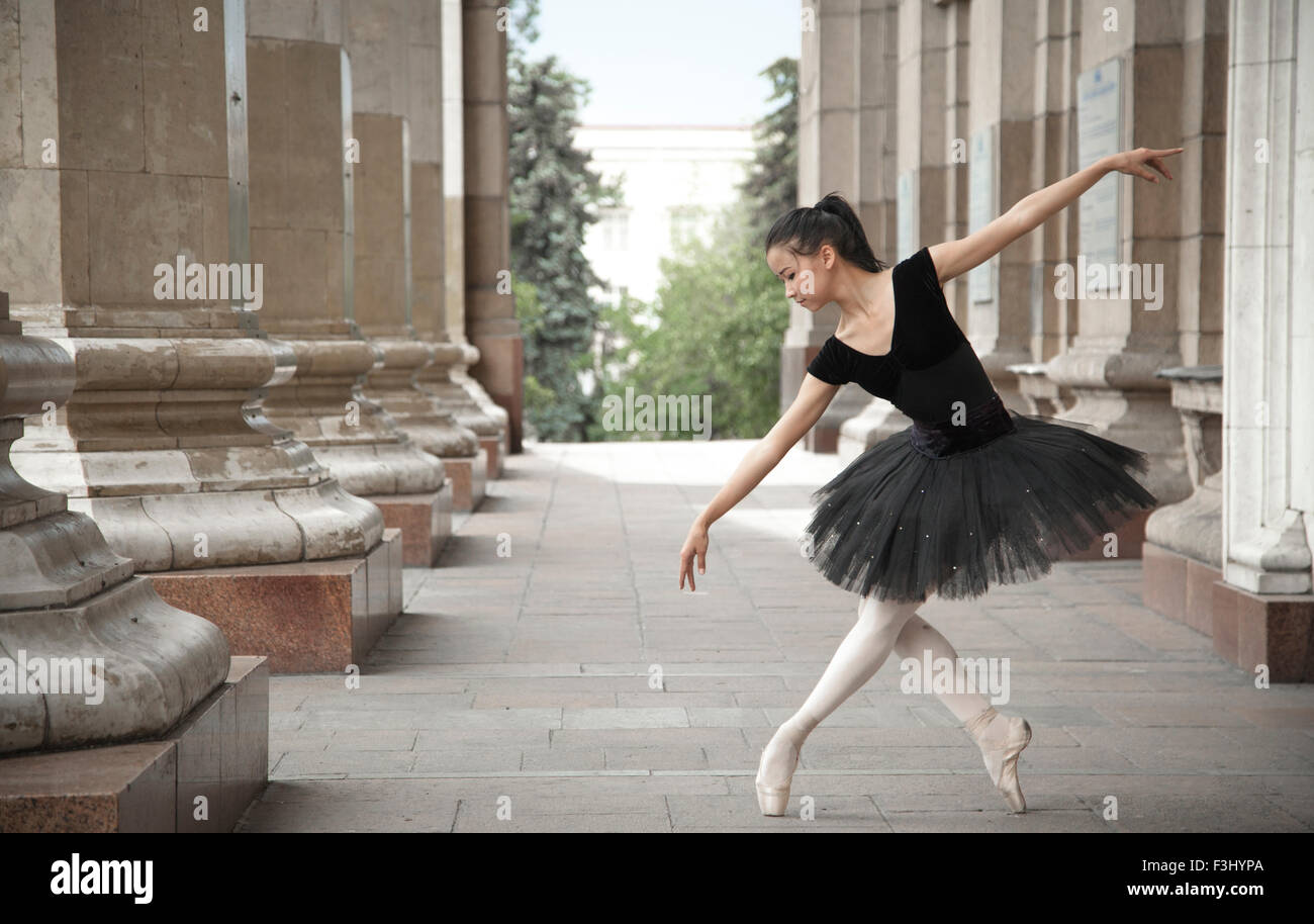 Mädchen-Ballerinas auf Zehenspitzen auf der Straße stehen Stockfoto
